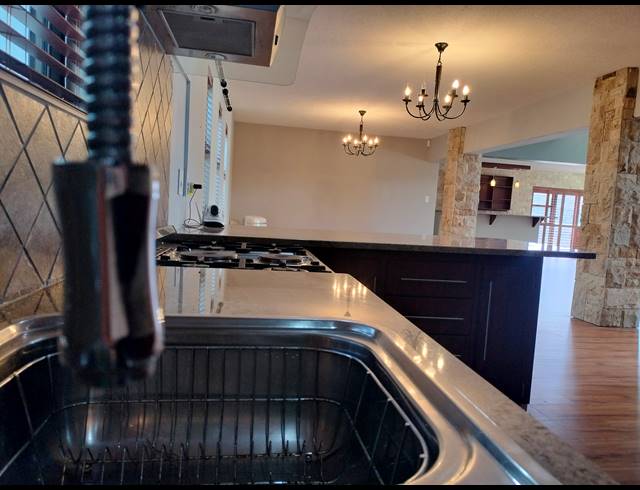 6 BEDROOM FREESTANDING FOR SALE IN BERGSIG